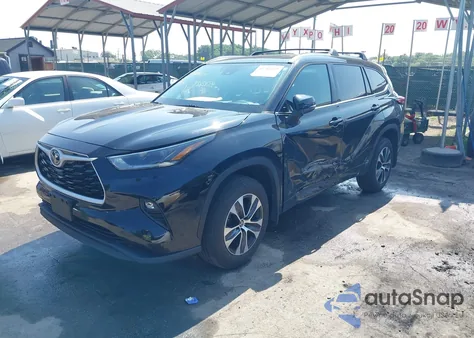 2021 Toyota Highlander Xle z USA, uszkodzony, nr VIN 5TDHZRBH8MS108787